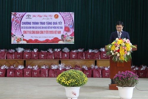 Toyota Việt Nam trao quà Tết