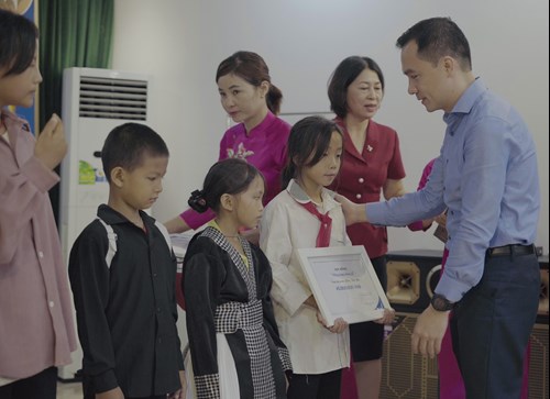Chương trình "Vòng tay nhân ái" của Quỹ Toyota Việt Nam là một hành động đầy tình thương và lòng nhân ái. Nó không chỉ đơn thuần là việc trao tặng học bổng, mà còn là một cái ôm ấm áp cho những trái tim nhỏ bé đang đối mặt với khó khăn và nỗi đau do tai nạn giao thông gây ra.